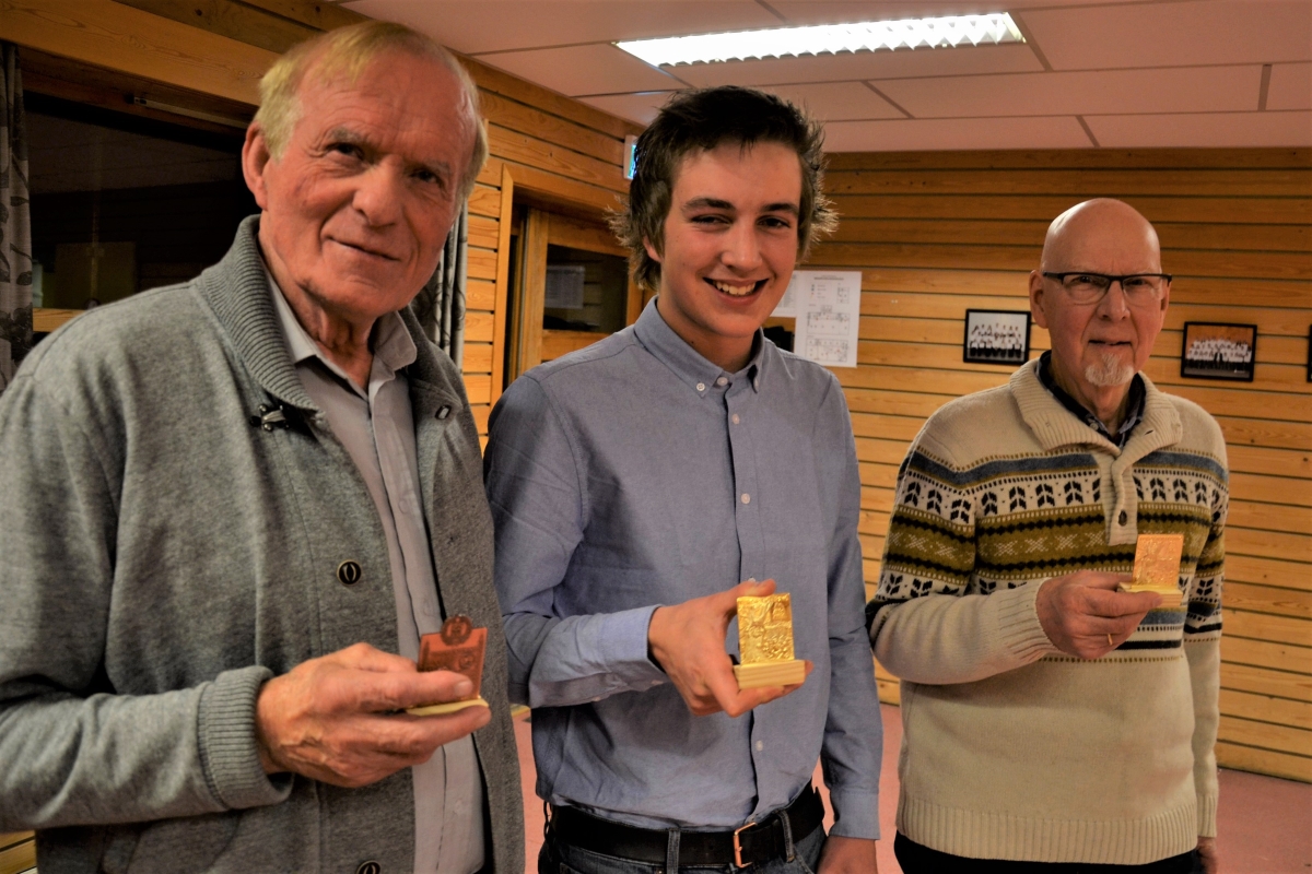 Jubilantar og plakettvinnarar under årsfesten til Sveio O-lag: Frå venstre Ole Daniel Eidsvåg, Endre Hetlesæter og Kjell Sandaker.
